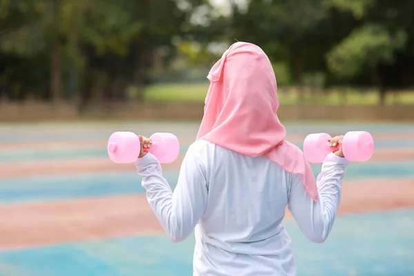 Achteraanzicht Atletische Jonge Aziatische Vrouw Moslim Sportkleding Staande Het Heffen — Stockfoto