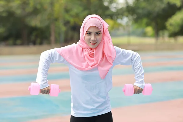 Achteraanzicht Atletische Jonge Aziatische Vrouw Moslim Sportkleding Staande Het Heffen — Stockfoto