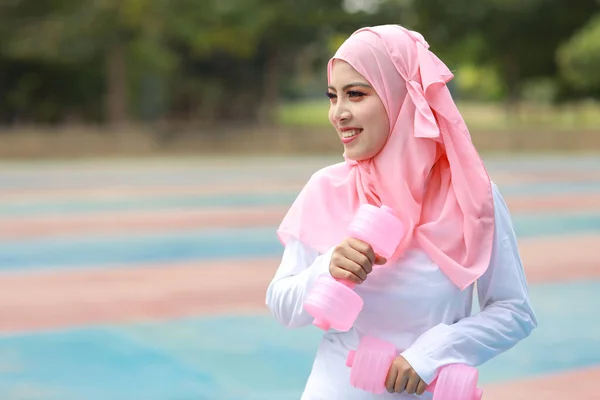 Atletisk Ung Asiatisk Kvinna Muslimska Sportkläder Stående Och Lyfta Hantlar — Stockfoto