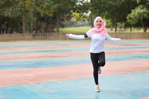 Спортивная Молодая Азиатка Мусульманской Спортивной Одежде Стоящая Скакающая Каната Открытом — стоковое фото