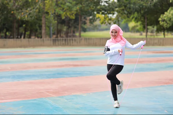 Atletische Jonge Aziatische Vrouw Moslim Sportkleding Staande Springtouw Buiten Voor — Stockfoto