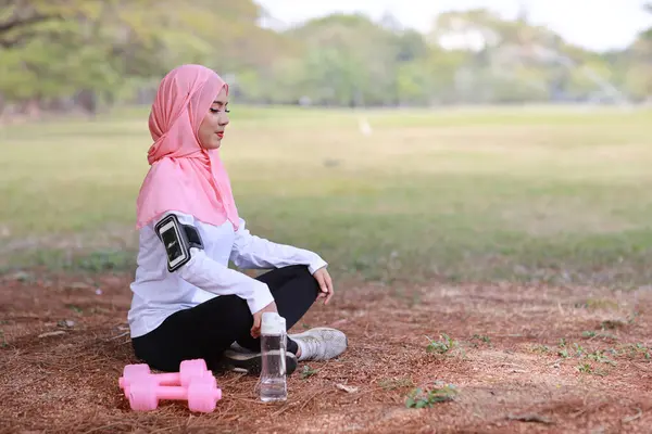 Yan Gözle Genç Asyalı Kadın Çimenlerde Oturuyor Meditasyondan Zevk Alıyor — Stok fotoğraf