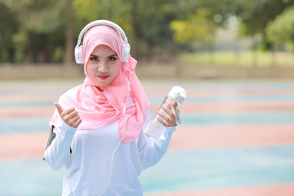 Atleta Fitness Bonita Mulher Asiática Bebendo Água Após Exercício Menina — Fotografia de Stock