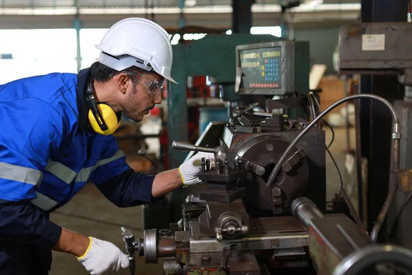 安全堅い維持操作の保護均一の技術者か労働者は重工業の製造工場で旋盤の金属機械を点検します 金属加工コンセプト — ストック写真