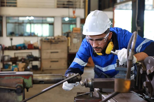 安全堅い維持操作の保護均一の技術者か労働者は重工業の製造工場で旋盤の金属機械を点検します 金属加工コンセプト — ストック写真