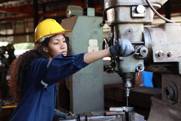 Τεχνικός Μηχανικός Εργαζόμενος Γυναίκα Προστατευτική Στολή Χαμογελώντας Και Κοιτάζοντας Λειτουργία — Φωτογραφία Αρχείου