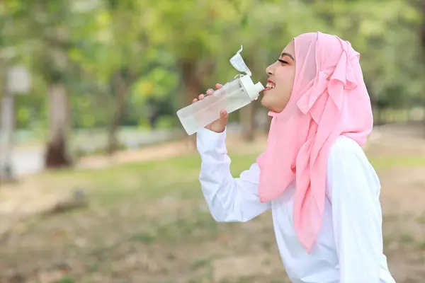 Όμορφη Αθλήτρια Γυμναστικής Ασιάτισσα Γυναίκα Πίνει Νερό Μετά Την Άσκηση Royalty Free Φωτογραφίες Αρχείου