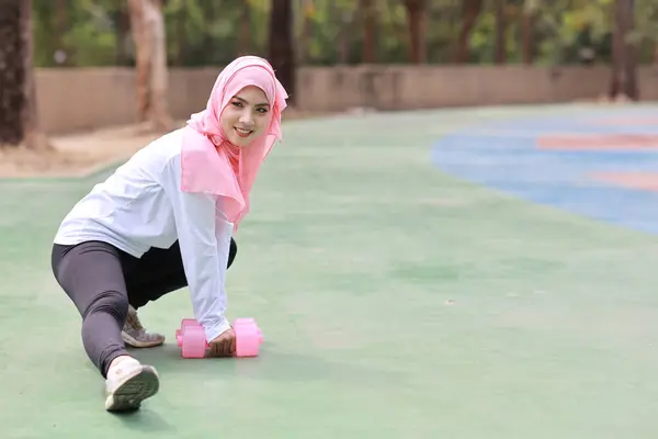 Αθλητική Νεαρή Όμορφη Ασιάτισσα Γυναίκα Μουσουλμανικά Αθλητικά Ρούχα Τεντώνοντας Και Φωτογραφία Αρχείου