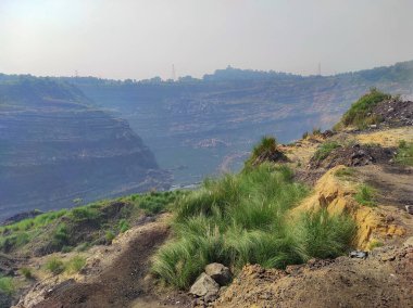 Batı Bengal, Hindistan 'daki açık kömür madenine giden yolun resmi.