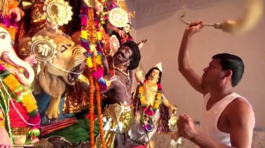 Kolkata, Batı Bengal, Hindistan - 25 Ekim 2020; Aarti seremonisi Anne Durga 'ya ibadet sırasında devam ediyor. Tapan, Aarti lambasını sallıyor ve titreyen alevler sıcacık bir ışık saçıyor.