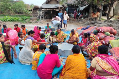 Bardhaman, Batı Bengal, Hindistan - 26 Mart 2022; bir köyün kadınlarının sebze kesmek için bir araya geldiği dini festival vesilesiyle büyük bir ziyafet düzenlenir.