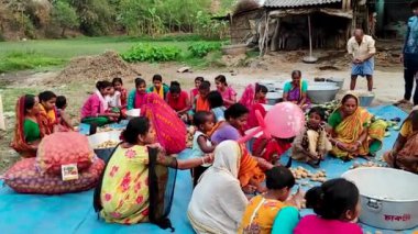 Bardhaman, Batı Bengal, Hindistan - 26 Mart 2022; bir köyün kadınlarının sebze kesmek için bir araya geldiği dini festival vesilesiyle büyük bir ziyafet düzenlenir.