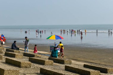 Oceana Sahili, Batı Bengal, Hindistan 01 Ocak 2025, bu resim turistlerin tatil coşkusuna daldıkları Bengal Körfezi 'ndeki Oceana Sahili, Yeni Digha' yı betimliyor.