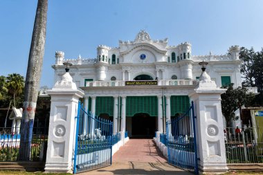 Lalbag, Batı Bengal, Hindistan 19 Ocak 2025. Bu görüntüde Hazarduari Sarayı yakınlarındaki Wasif Manzil Sarayı yer alıyor. Saray, beyaz bir cephe, taretler, kemerli pencereler ve bir kaleye benzeyen ve sömürge dönemini yansıtan büyük bir Norman kemer yoluna sahip.