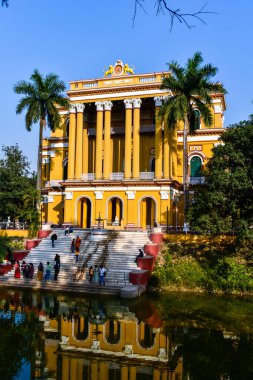 Bhagawangola, Batı Bengal, Hindistan 19 Ocak 2025. Resimde Kathgola Sarayı yer alıyor - karmaşık mimarisi, büyük sütunları ve zarif balkonları olan dört katlı bir sömürge dönemi sarı binası. Tarikatının altını çizen tarihi bir dönüm noktası