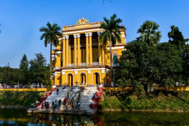 Bhagawangola, Batı Bengal, Hindistan 19 Ocak 2025. Resimde Kathgola Sarayı yer alıyor - karmaşık mimarisi, büyük sütunları ve zarif balkonları olan dört katlı bir sömürge dönemi sarı binası. Tarikatının altını çizen tarihi bir dönüm noktası