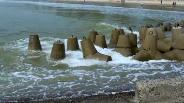 Bu güzel manzara, Hindistan 'ın Digha kenti yakınlarındaki Bengal Körfezi' ndeki Shankarpur sahilini gösteriyor. Burada kıyı mühendisliğinde bir tür yapı olan birkaç Tetrapod dalgakıranı görülebilir.. 