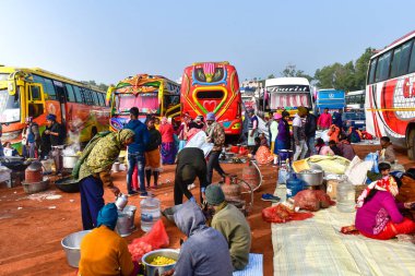Digha, Batı Bengal, Hindistan 01 Ocak 2025, Digha otoparkında renkli otobüslerle dolu canlı bir sahne. İnsanlar toplanıyor, yemek pişiriyor, yemek paylaşıyor, sohbet ediyor, havayı lezzetli kokularla dolduruyor..