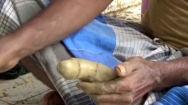 Bir zanaatkar, Kumartuli 'de kilden bir figürü nazikçe şekillendiriyor. Elleri ve geleneksel kıyafetleri toprak tonlarıyla harmanlanıyor ve süregelen yaratıcılık ve zanaatkarlığın sessiz bir anını yakalıyor..