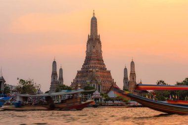 Wat Arun Ratchawararam Ratchawaramahawihan gün batımında Gece Işıkları. Ön planda Chao Phraya Nehri var. Bu, Bangkok, Tayland 'da tavsiye edilen bir turizm merkezidir..