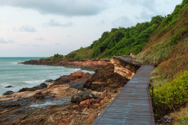 Tayland 'ın Rayong Eyaleti' ndeki Khao Laem Ya Ulusal Parkı 'nda uzun tahta bir köprü olan doğa yolu manzarası..