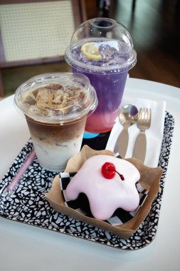 Kahve tepsilerinde servis edilen içecekler arasında kahve, meşrubat ve kekler yer alıyor..