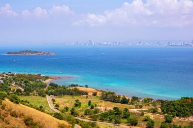 Koh Larn 'ın bakış açısından çekilen fotoğraf, Pattaya City, Chonburi Eyaleti, Tayland' ın arka planında, adanın ve berrak mavi denizin doğasını gösteriyor..