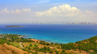 Koh Larn 'ın bakış açısından çekilen fotoğraf, Pattaya City, Chonburi Eyaleti, Tayland' ın arka planında, adanın ve berrak mavi denizin doğasını gösteriyor..