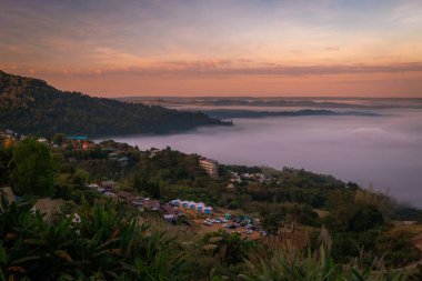 Tayland 'da Khao Kho adlı bir turistik bölgede şafak vakti, Tayland' ın Phetchabun Eyaleti 'ndeki küçük bir köyün üzerinde süzülen sis bulutu görülüyor..