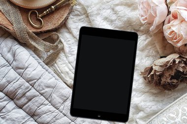 Güzel kahve fincanı ve pembe gül bezi, krema ve altın aksanlı. Yaşam tarzı havadan çekim.