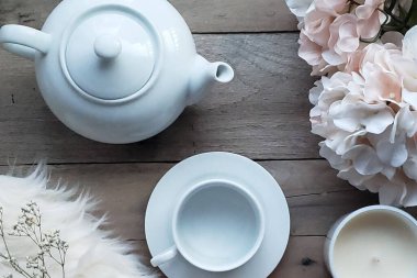 Çay servisi konsepti ve ortancaları olan güzel ve kadınsı bir daire..