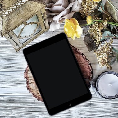 Okuma konsepti için modern tablet pc ile yaşam tarzı düz konum kompozisyonu