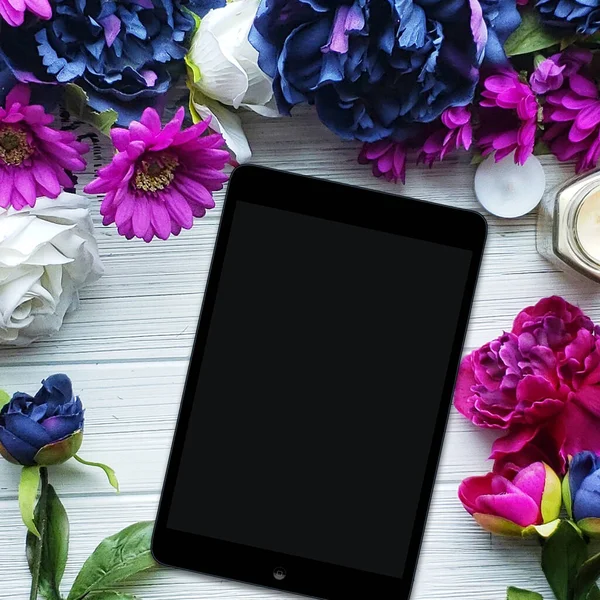 stock image Blank screen ipad with flowers with purple and blue.