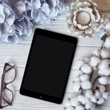 beyaz arkaplan, ipad ve çiçekler