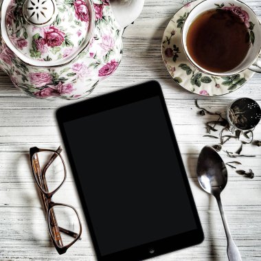 Çay servisiyle birlikte maket okuyordum. Çiçekli çay takımı.