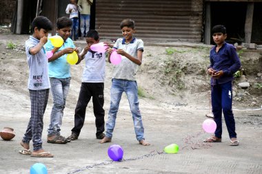 12-08-2020 Dewas, Madhya Pradesh, Hindistan. Taşralı çocuklar balon, gecekondu çocukları, doğum günü konsepti