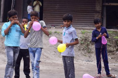 12-08-2020 Dewas, Madhya Pradesh, Hindistan. Taşralı çocuklar balon, gecekondu çocukları, doğum günü konsepti
