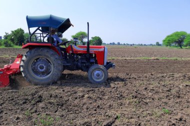 22-10-2021, Dewas, milletvekili. Hindistan. Tarlayı traktörle sürmek, çiftçiler ekinleri ekmeden önce tarlayı hazırlamak, tarlanın toprağını ince ayar etmek için yeni bir teknik.