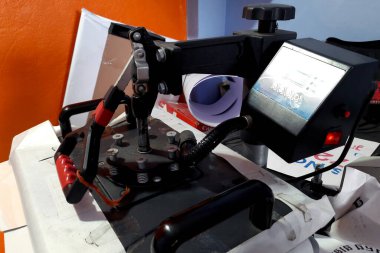 18-09-2021 Indore, milletvekili. Hindistan. Sıcaklık Transfer Tişörtü Yazdırma. Tişört ticareti, iş yerinde tişörtlü modern baskı makinesi.