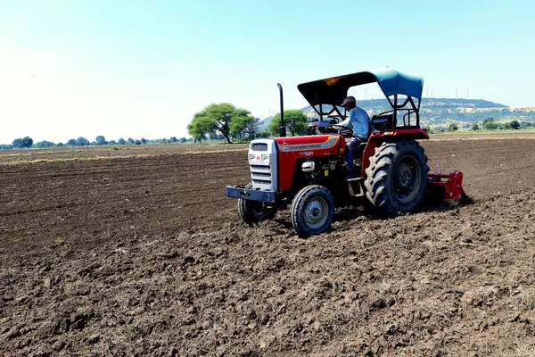 2021年10月22日 Dewas 农民们在播种庄稼前 先用拖拉机在田里播种 这是一种微调田地土壤的新技术 — 图库照片