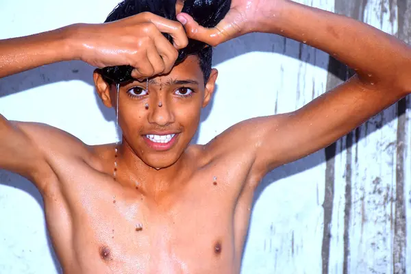Ένα Χαριτωμένο Έφηβος Αγόρι Μπάνιο Κάτω Από Ένα Ντους Έννοια — Φωτογραφία Αρχείου