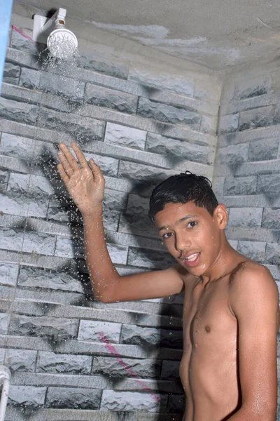 一个可爱的少年在淋浴 洗澡的概念下洗澡 — 图库照片