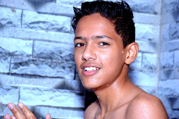 Ein Süßer Teenager Beim Baden Unter Der Dusche Badekonzept — Stockfoto