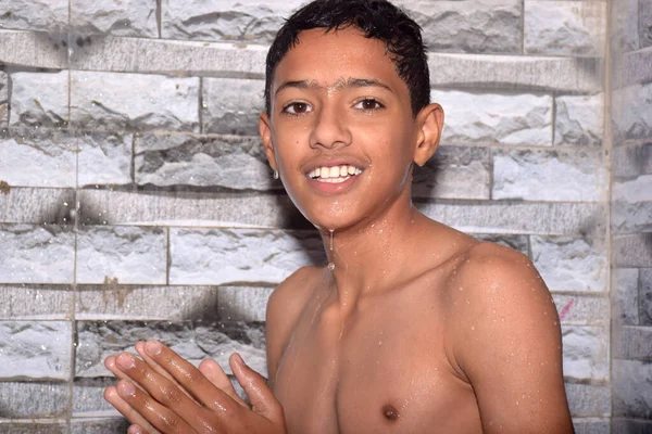 Lindo Chico Adolescente Bañándose Bajo Una Ducha Concepto Baño — Foto de Stock