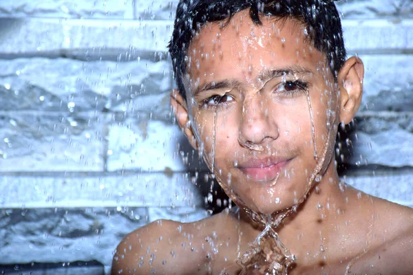 一个可爱的少年在淋浴 洗澡的概念下洗澡 — 图库照片