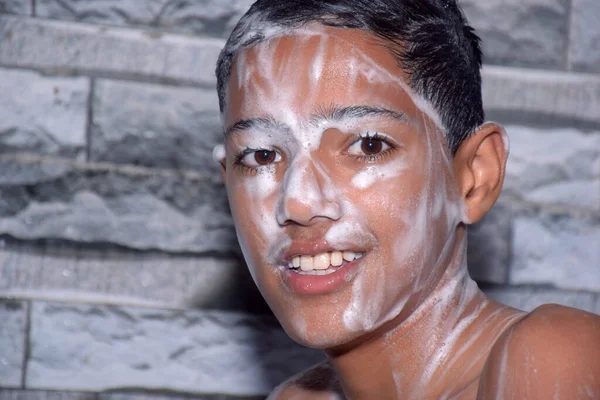 一个快乐的男孩在用泡沫洗澡 — 图库照片