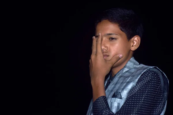 Asiatische Smart Und Gut Aussehende Teenager Junge Mit Schwarzem Hemd — Stockfoto
