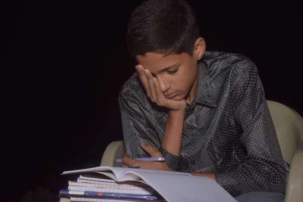 Junge Hause Hausaufgaben Machen Und Lernen Mit Bleistift Notizbuch Schreiben — Stockfoto