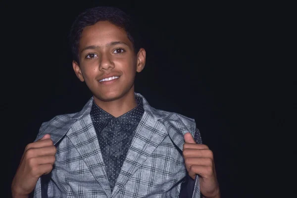 Asiatische Smart Und Gut Aussehende Teenager Junge Mit Schwarzem Hemd — Stockfoto