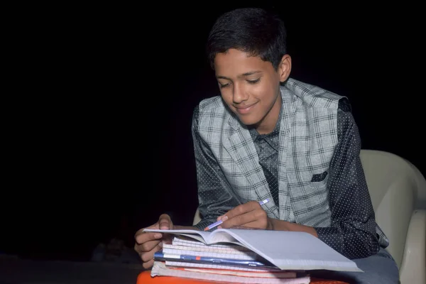 Chico Casa Haciendo Los Deberes Estudiando Escribiendo Con Lápiz Cuaderno — Foto de Stock